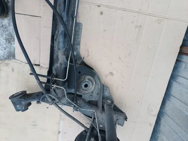Dacia Sandero Stepway III taka-akselipalkki OEM 555013360R image 7