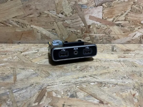 Alfa Romeo Stelvio USB-Anschluss OEM 01561477990 image 2