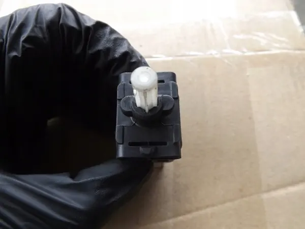 Interruptor Luces Freno Mazda RX-8 OEM Mazda RX 8 Pedal image 3