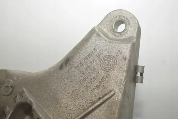 BMW 5 F10 moottorin oikea tuki OEM 22116775911 image 5