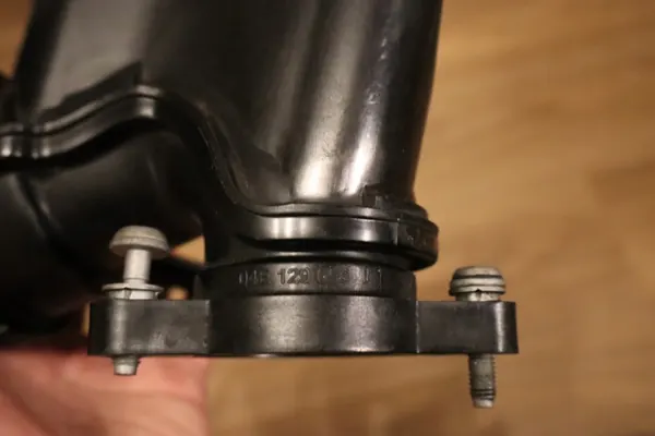 Gebrauchtes Luftrohr OEM 04E129654N für Audi VW image 4