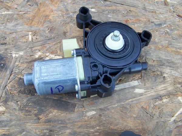 Vasemmalla etuikkunan moottorimoduuli Skoda Octavia III image 3