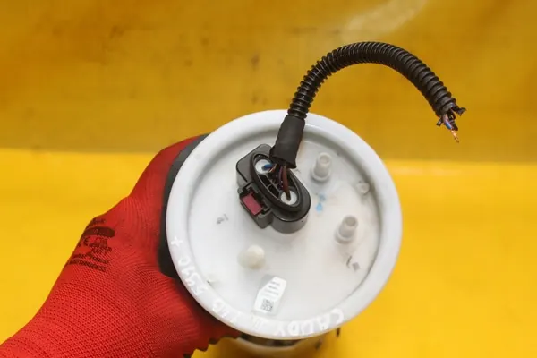 Bomba de Combustível VW Caddy III 1.4 B 2K0919051B image 5