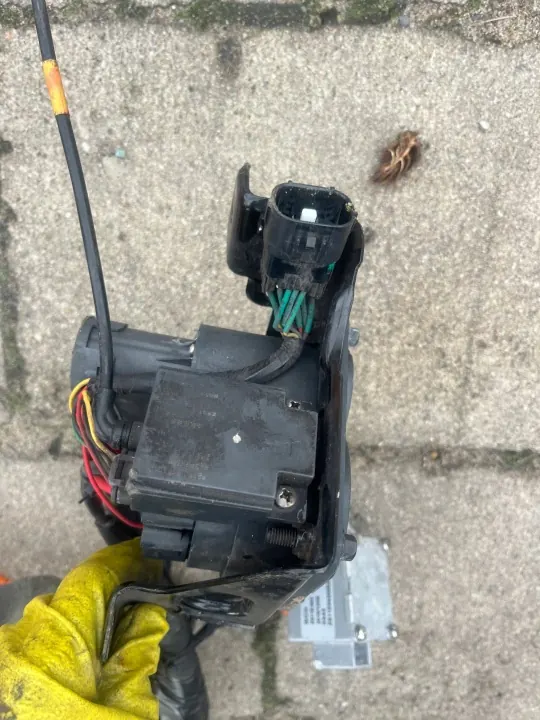 MG ZS SUV RHD framladdningsuttag OEM 261563 image 4