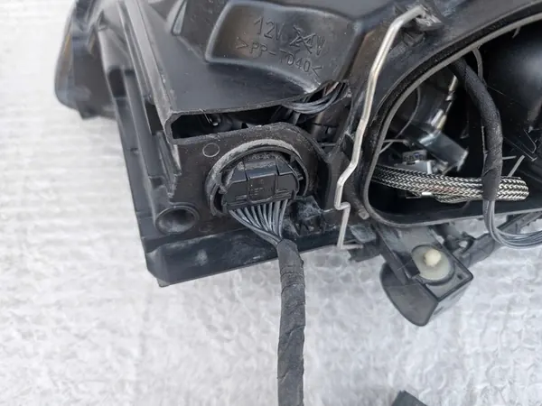 VOLVO XC60 08-13 Oikea Xenonlamppu 30763136 image 5