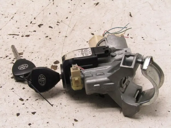 Toyota Yaris III Sytytyskytkin OEM 450200D05 image 3