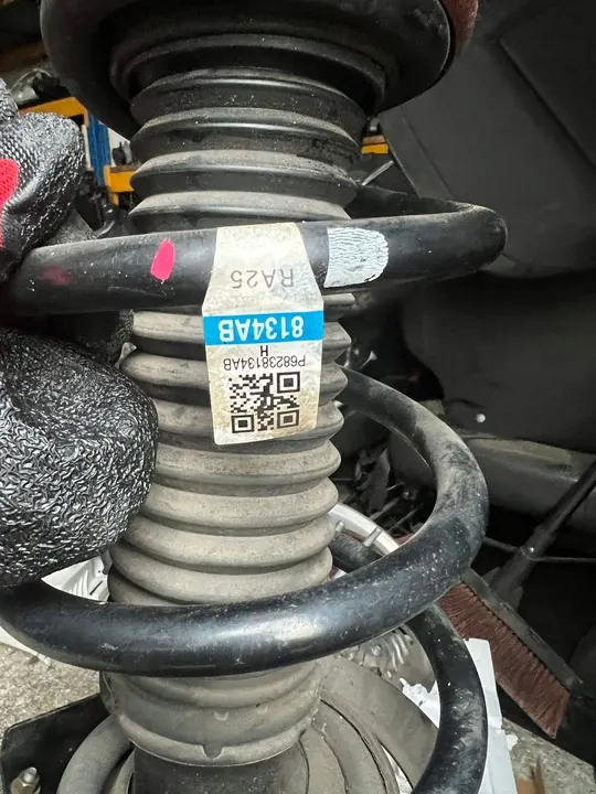 Chrysler Pacifica 2018 Amortisseur avant gauche avec ressort OEM image 3