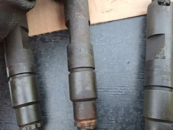 Iniettore Diesel Volkswagen OE image 3