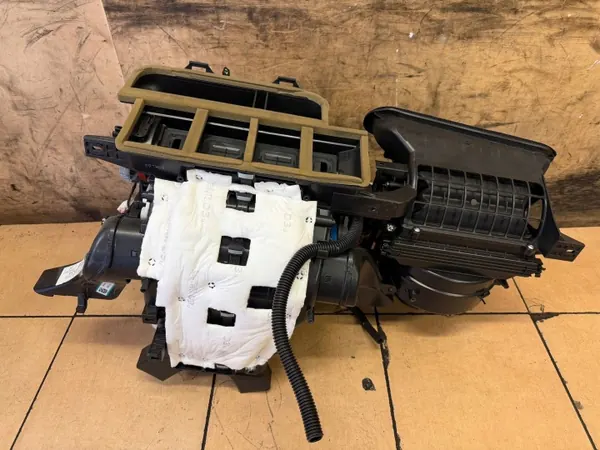 Calefactor Kia Ceed III Lift OEM 97200-J7120 - Usado image 2