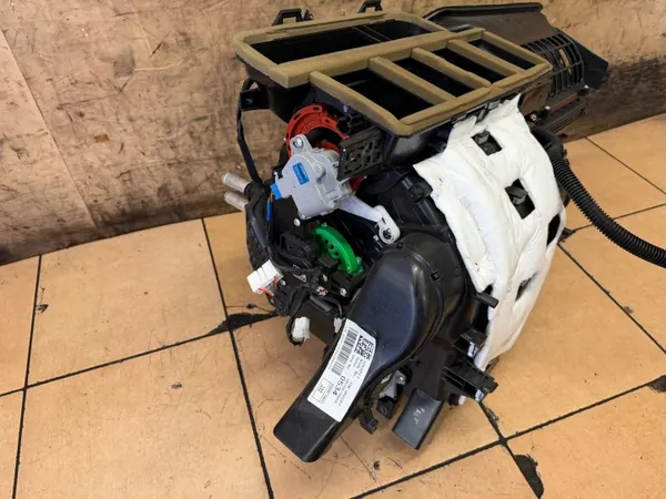 Calefactor Kia Ceed III Lift OEM 97200-J7120 - Usado image 3