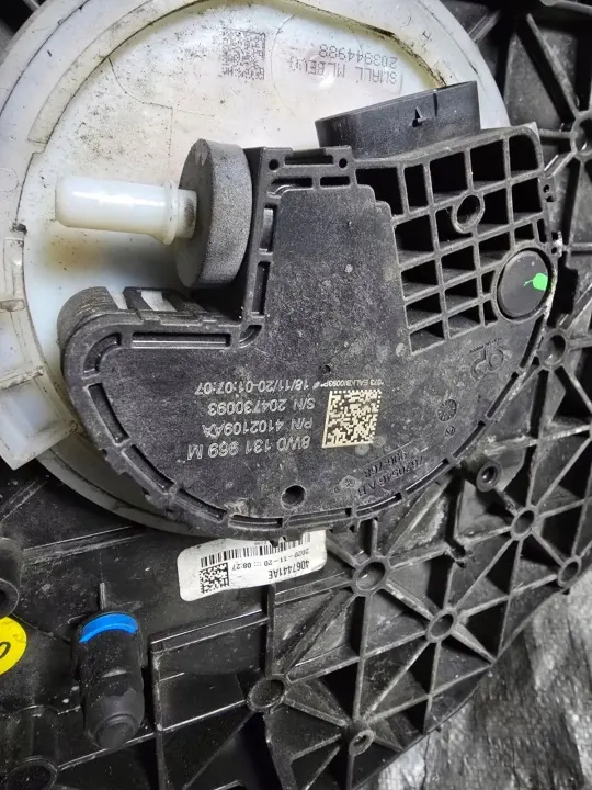 Tanque AdBlue Audi OEM 8W0131878BS - Usado image 3