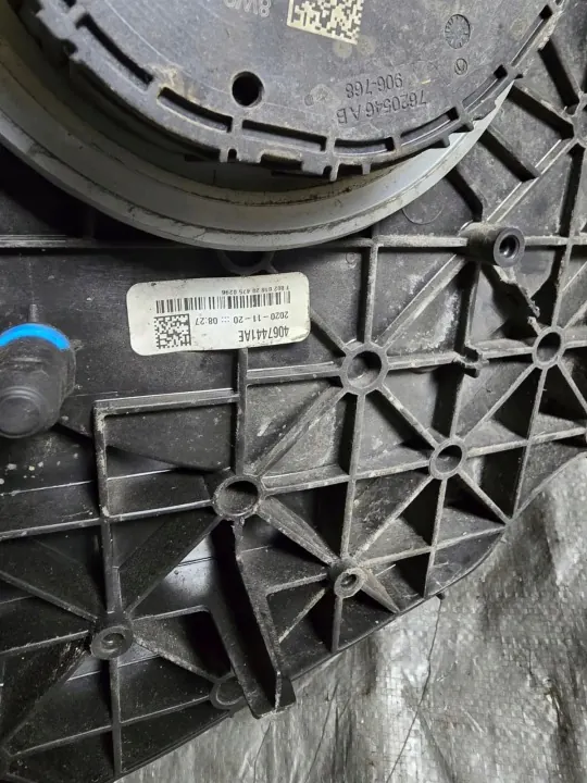Tanque AdBlue Audi OEM 8W0131878BS - Usado image 7
