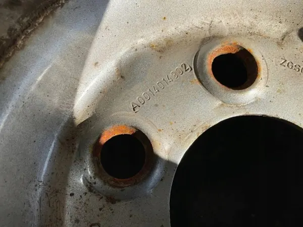 Etujousituksen oikea kiinnike OEM A0014014902 - VW image 3