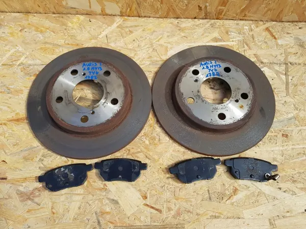 Disques et Plaquettes Frein Arrière Toyota OE - OEM Tarcz Hamulcowa Klocki Tył Toyota Auris I lift 1.8 Hybrid image 2