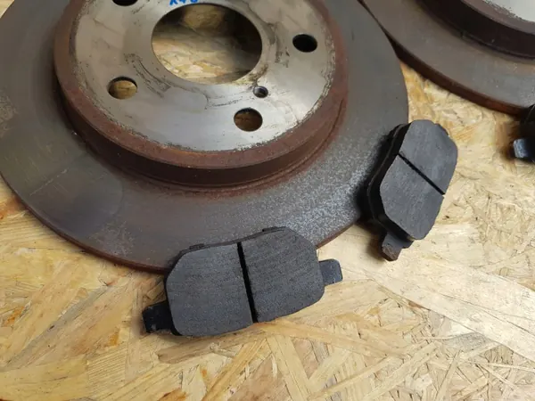 Disques et Plaquettes Frein Arrière Toyota OE - OEM Tarcz Hamulcowa Klocki Tył Toyota Auris I lift 1.8 Hybrid image 3