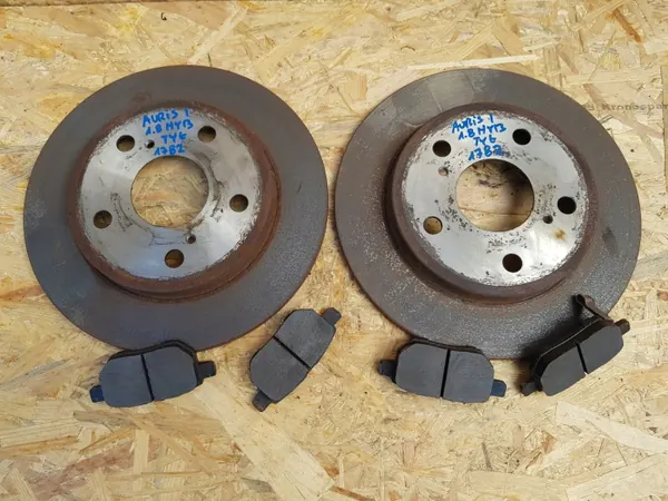 Disques et Plaquettes Frein Arrière Toyota OE - OEM Tarcz Hamulcowa Klocki Tył Toyota Auris I lift 1.8 Hybrid image 4