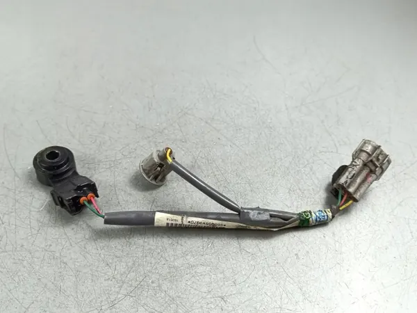 Sensor de golpeteo Toyota OEM 00079070 - Usado image 2