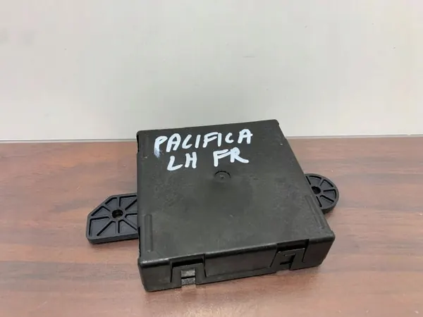 Chrysler Pacifica dörrmodul OEM 68316561AD image 3