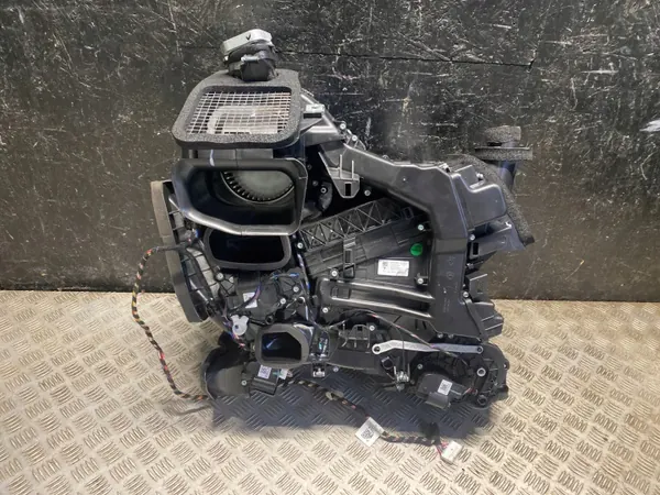 Tesla Blästerhus OEM 1494714-98-C Begagnad image 2