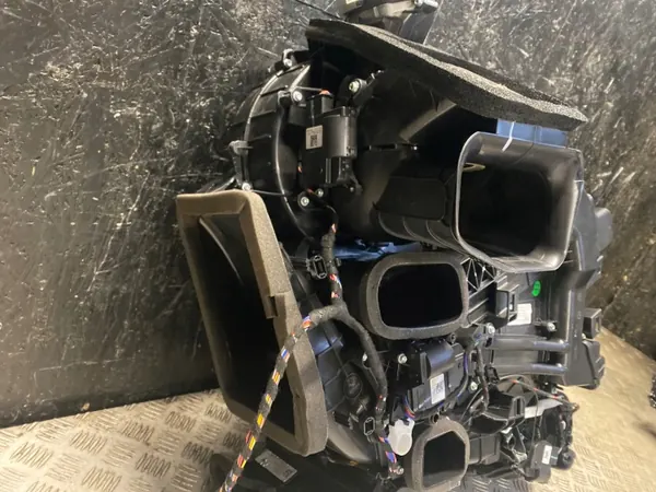 Tesla Blästerhus OEM 1494714-98-C Begagnad image 3