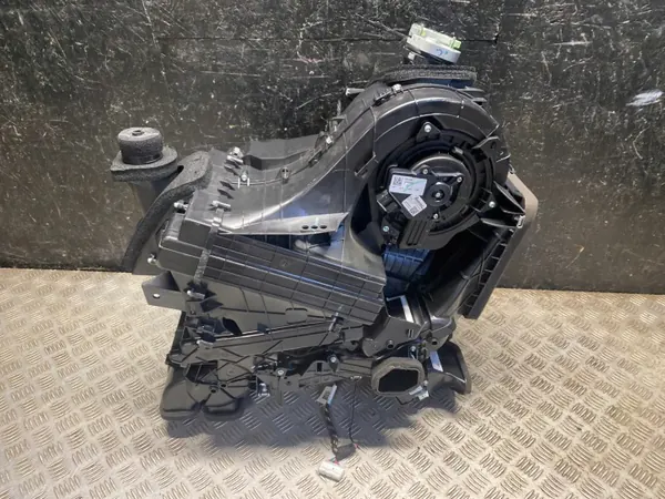 Tesla Blästerhus OEM 1494714-98-C Begagnad image 4