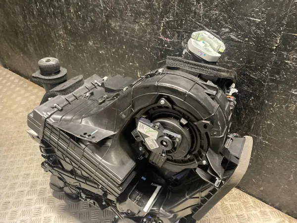 Tesla Blästerhus OEM 1494714-98-C Begagnad image 5