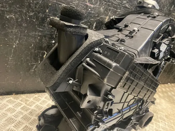 Tesla Blästerhus OEM 1494714-98-C Begagnad image 6
