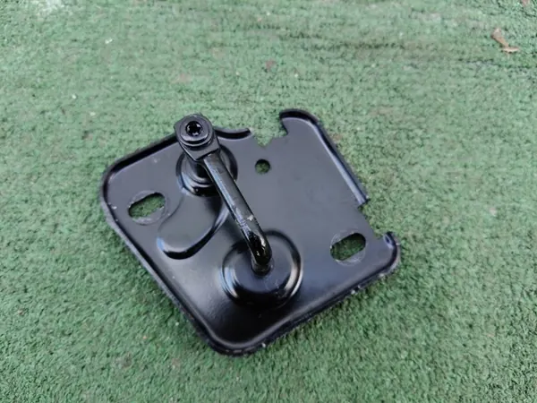 Audi Q2 Q3 81A motorlås vänster OEM 81A823185A image 2