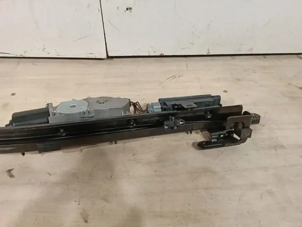 Motor de puerta corredera OEM 28546477 Chrysler Pacifica image 2