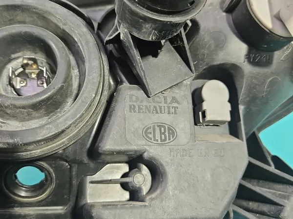 Oikea ajovalaisin Dacia Sandero I 08-12 OEM 8200733877 image 9