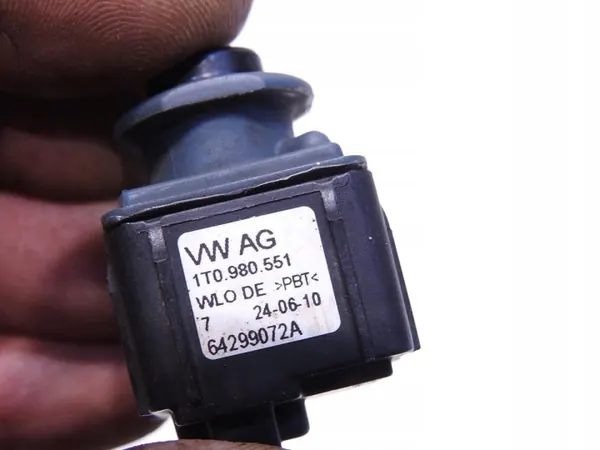 Asa de maletero con cámara OEM 5TA827566B VW image 5
