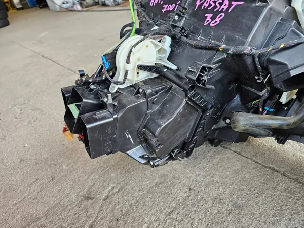 VW Passat B8 Lämmitin OEM 3Q1820005AB - Käytetty image 6