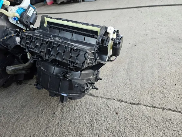 VW Passat B8 Lämmitin OEM 3Q1820005AB - Käytetty image 7