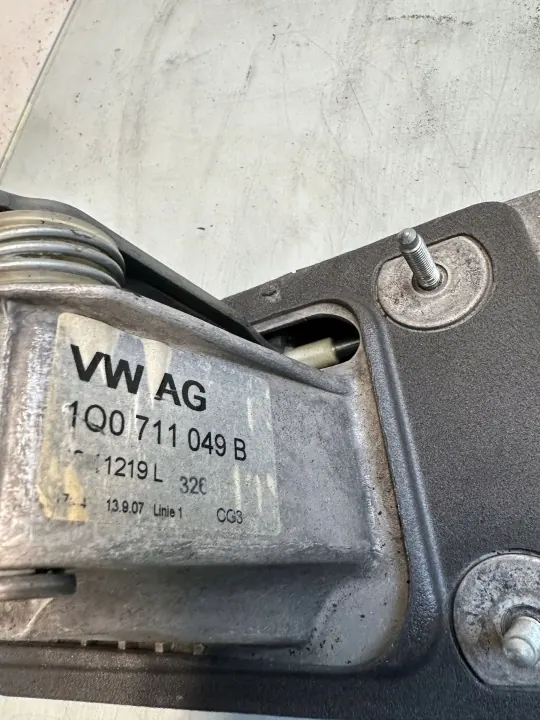 Audi Versnellingspook OEM 1Q0711049B - Gebruikt image 3