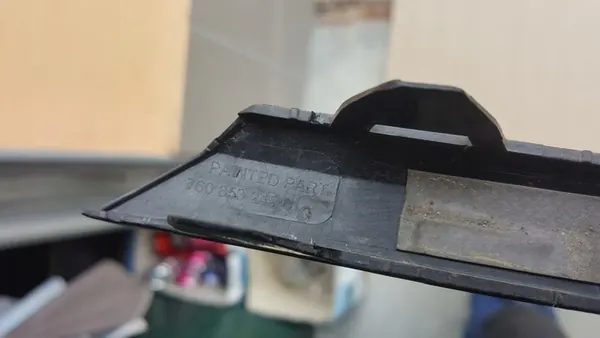 VW Touareg 760 Etupuskuri Spoileri Musta 760853245C image 10