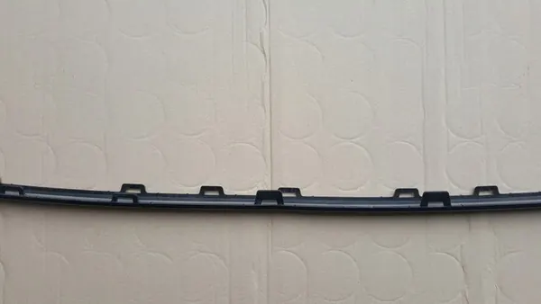 VW Touareg 760 Etupuskuri Spoileri Musta 760853245C image 8