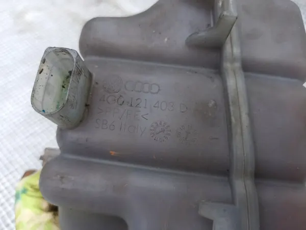 AUDI A6 C7 Kühlmittel-Ausdehnungsbehälter 4G0121403D image 5