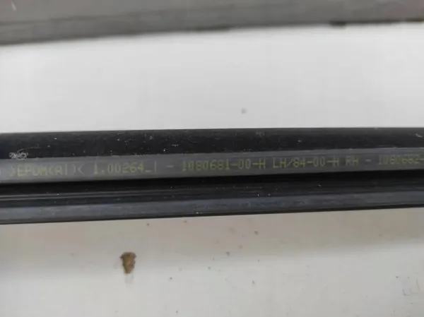 OEM 1080681-00-H Krom Fönsterskrapa Höger Framdörr image 3