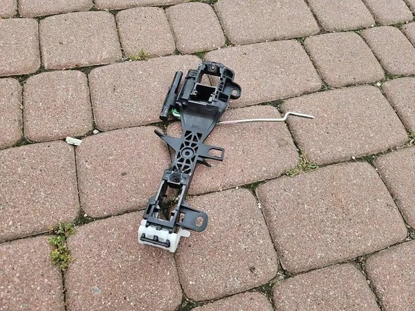 Base da maçaneta da porta dianteira esquerda Toyota Camry VIII XV70 OEM image 1