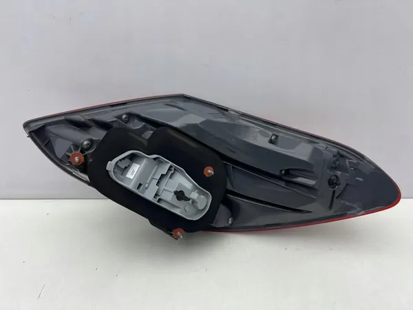 MERCEDES C-KLASA W205 SEDAN ACHTERLICHT RECHTS 2014- image 4