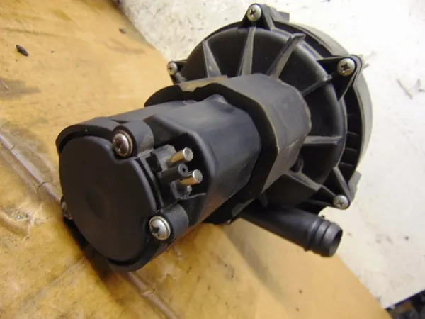 Pompe à air secondaire Mercedes Classe C W211 2.6 V6 image 2