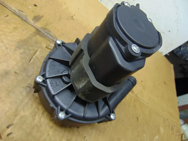 Pompe à air secondaire Mercedes Classe C W211 2.6 V6 image 3