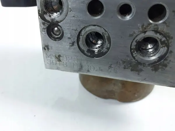 2004 Mitsubishi Outlander ABS Pump MB44WDE39161 image 4