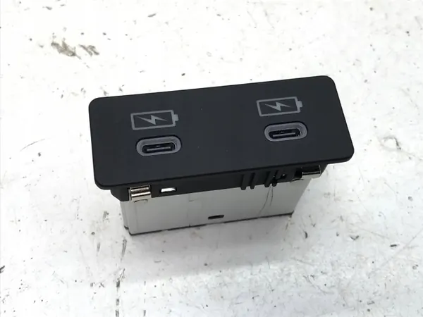 Port USB-C Honda OEM 8A350-31A-H01 pour e:Ny1 2024-2025 image 2