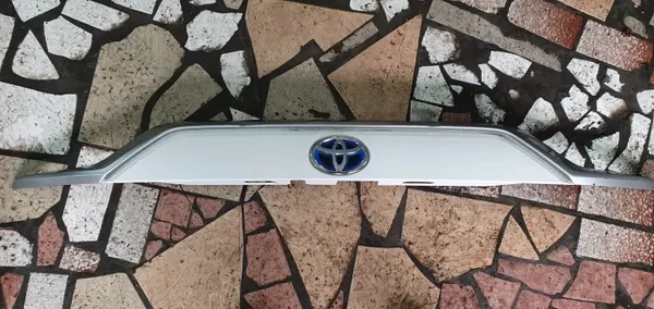 Toyota RAV4 Bakluckstrim OEM 76801-42240 image 2