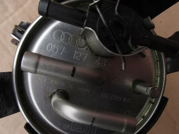 Audi A8 D3 3.0 TDI Bränslefilterhus 057127435E image 4