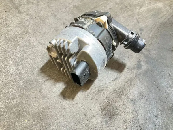 Hulpwaterpomp OEM 8686899 voor BMW X3M/X4M image 3