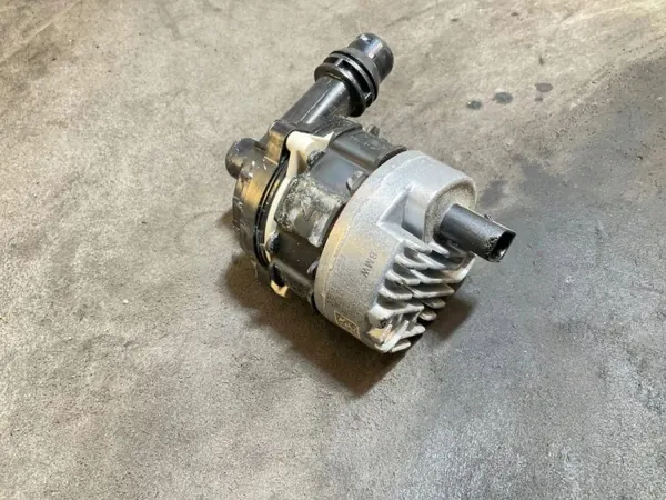 Hulpwaterpomp OEM 8686899 voor BMW X3M/X4M image 5
