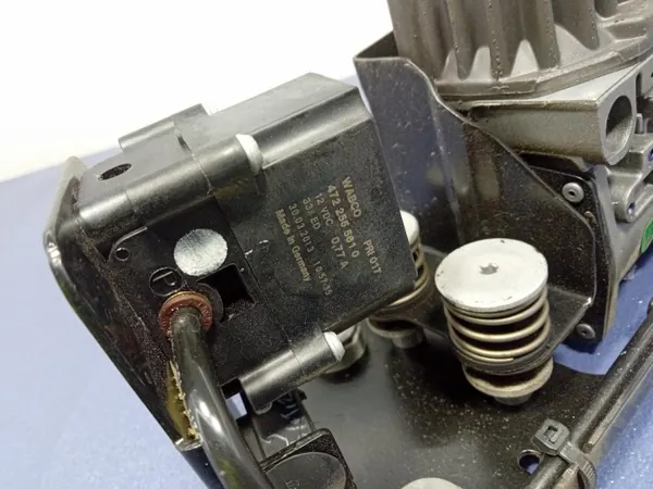 Compresseur suspension air BMW OEM 6789450 image 8