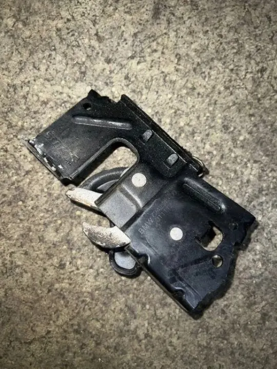 BMW M2 F87 oikea konepeltilukko OEM 7242549 image 2